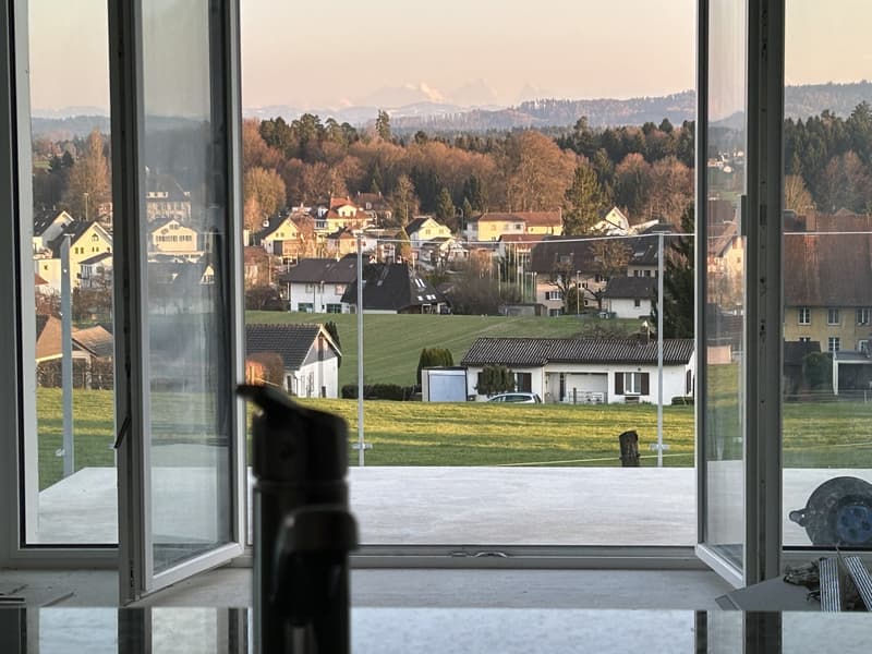 Erstvermietung: Exklusive 4.5-Zimmer-Neubauwohnung mit Balkon, Weitsicht und naturnaher Lage (2)