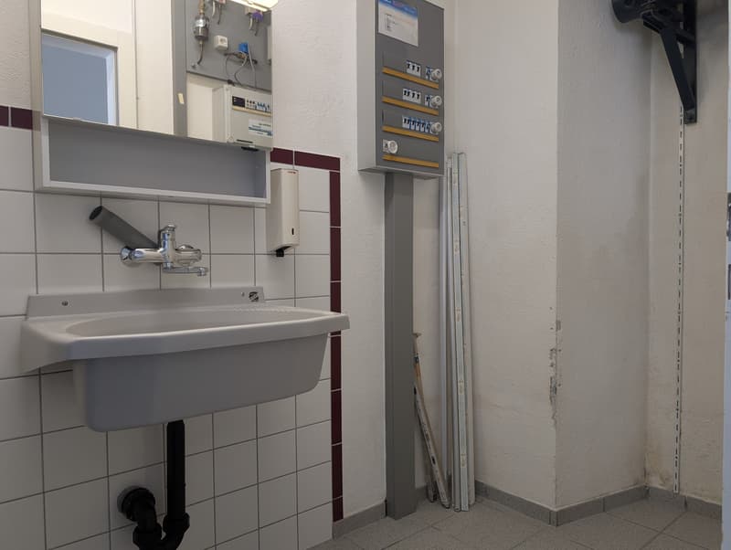 Ladenlokal / Showroom / Büro mit Schaufenster an der Hauptstrasse Zunzgen  flexibel nutzbar (8)