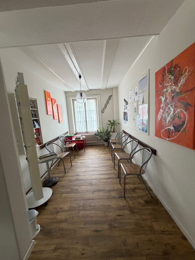 Vielseitige Praxis- oder Büroräumlichkeiten (120 m²) an zentraler Lage (4)