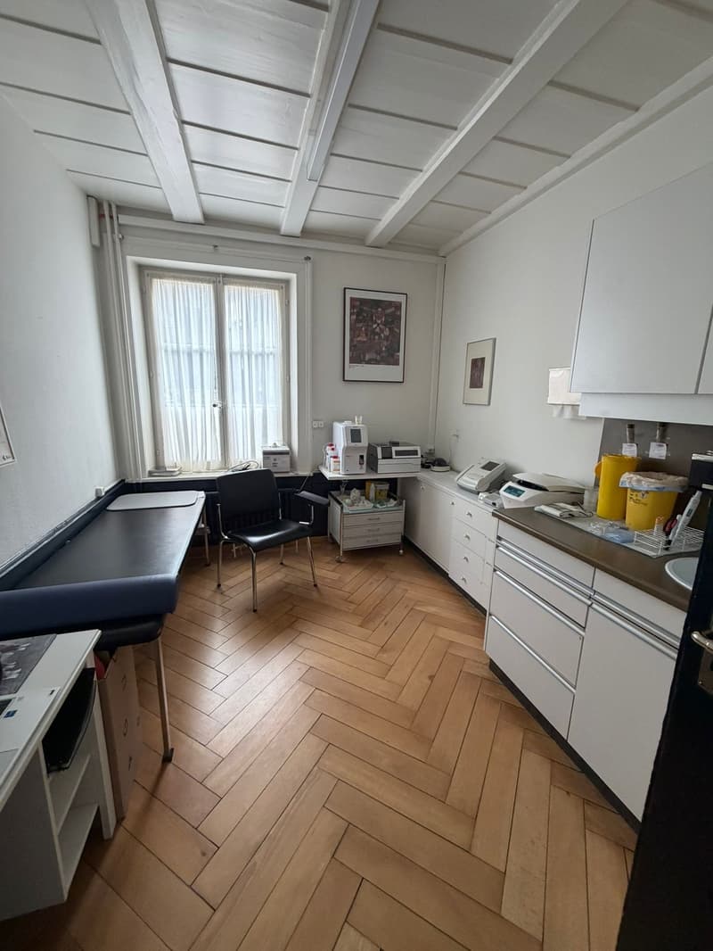 Vielseitige Praxis- oder Büroräumlichkeiten (120 m²) an zentraler Lage (8)