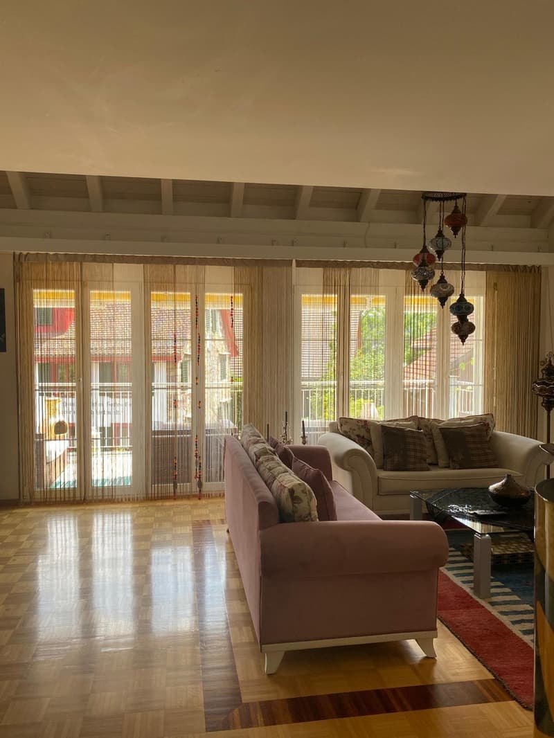 Familienfreundliches 5.5-Zimmer-Einfamilienhaus mit umlaufendem Garten, Cheminée, Garage und 4 Parkplätzen in Unterengstringen (1)
