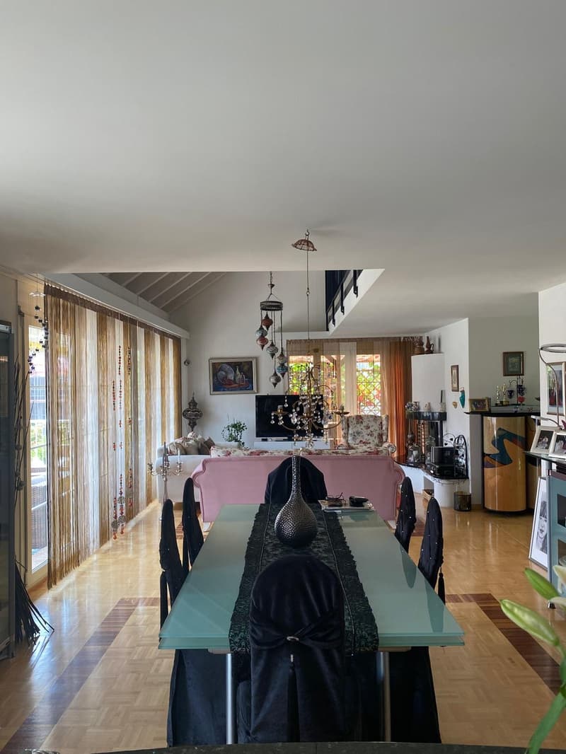 Familienfreundliches 5.5-Zimmer-Einfamilienhaus mit umlaufendem Garten, Cheminée, Garage und 4 Parkplätzen in Unterengstringen (4)