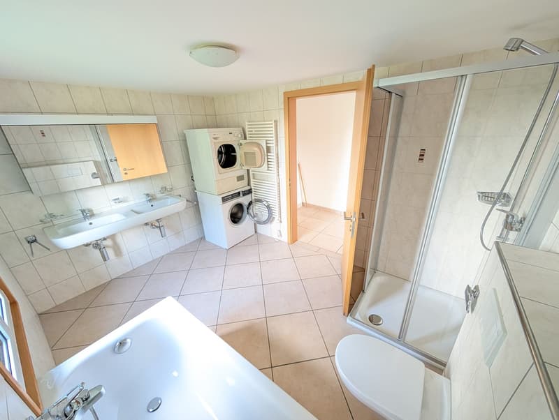 Moderne 5.5-Zi-Maisonette Attika (127m²) im Zentrum: 2 min zu Bahnhof/Migros, Gartennutzung & Bergsicht (11)