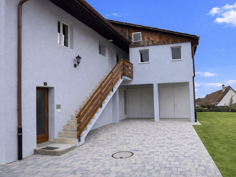 Garagen & Eingang zur Maisonette-Wohnung