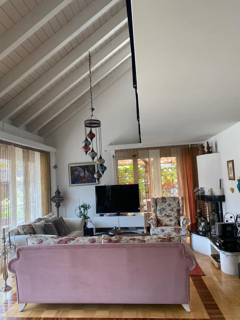 Familienfreundliches 5.5-Zimmer-Einfamilienhaus mit umlaufendem Garten, Cheminée, Garage und 4 Parkplätzen in Unterengstringen (3)