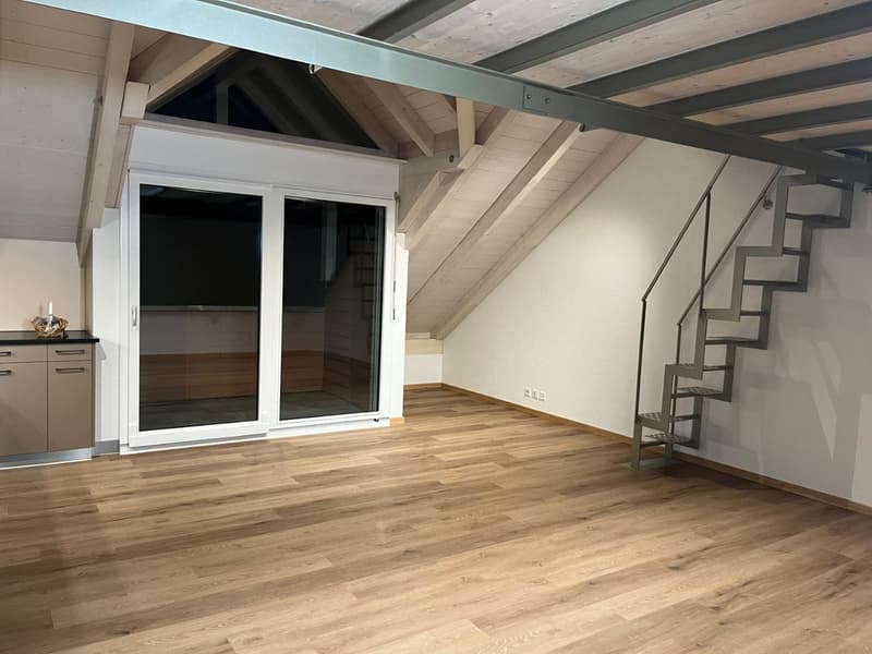 Zu vermieten: Moderne 2.5-Zimmer-Wohnung mit Balkon und Galerie in Biglen (3)