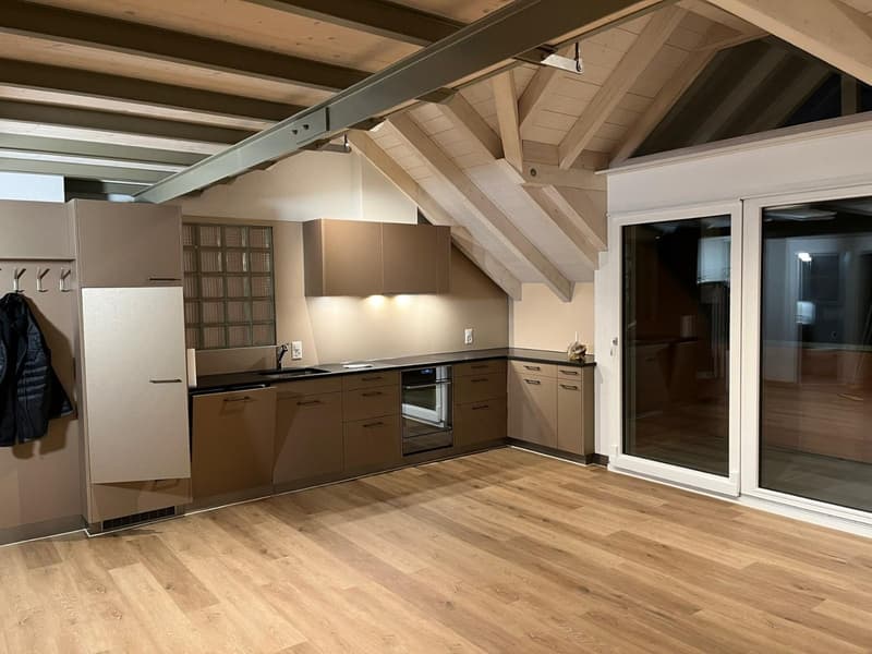 Zu vermieten: Moderne 2.5-Zimmer-Wohnung mit Balkon und Galerie in Biglen (1)