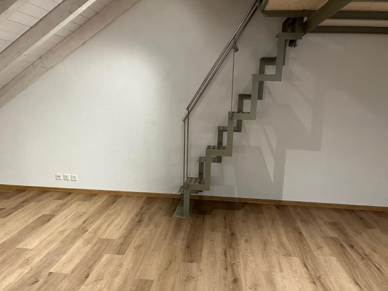 Zu vermieten: Moderne 2.5-Zimmer-Wohnung mit Balkon und Galerie in Biglen (4)