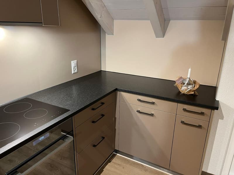 Zu vermieten: Moderne 2.5-Zimmer-Wohnung mit Balkon und Galerie in Biglen (2)