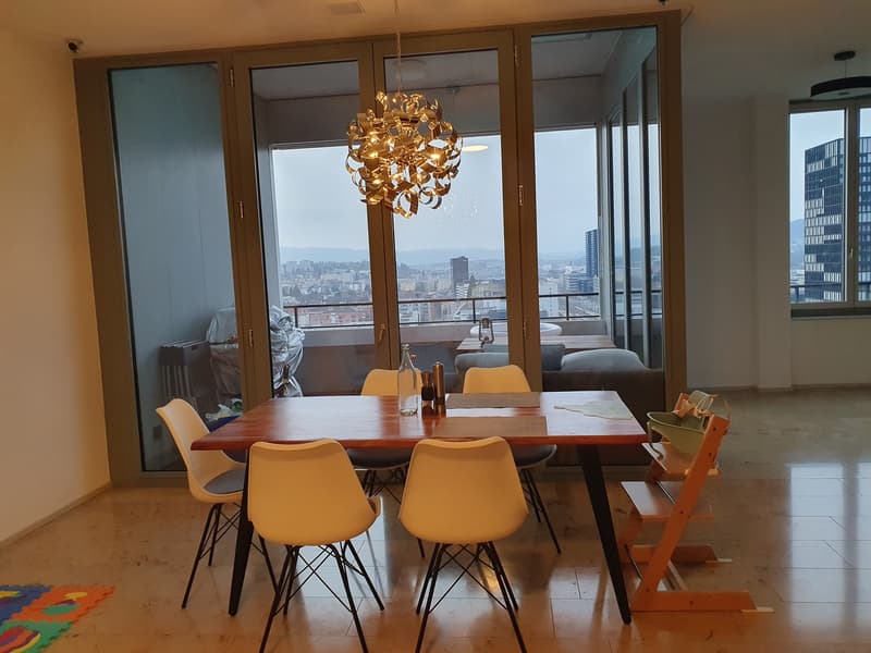 Wohnzimmer und Loggia