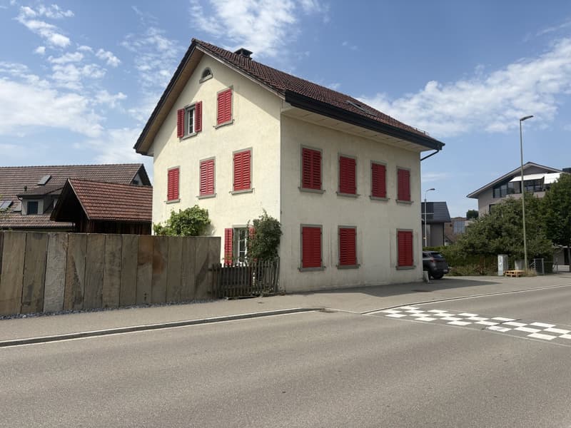 Einfamilienhaus mit 7 Zimmer, Garten und Aussenparkplätzen (2)