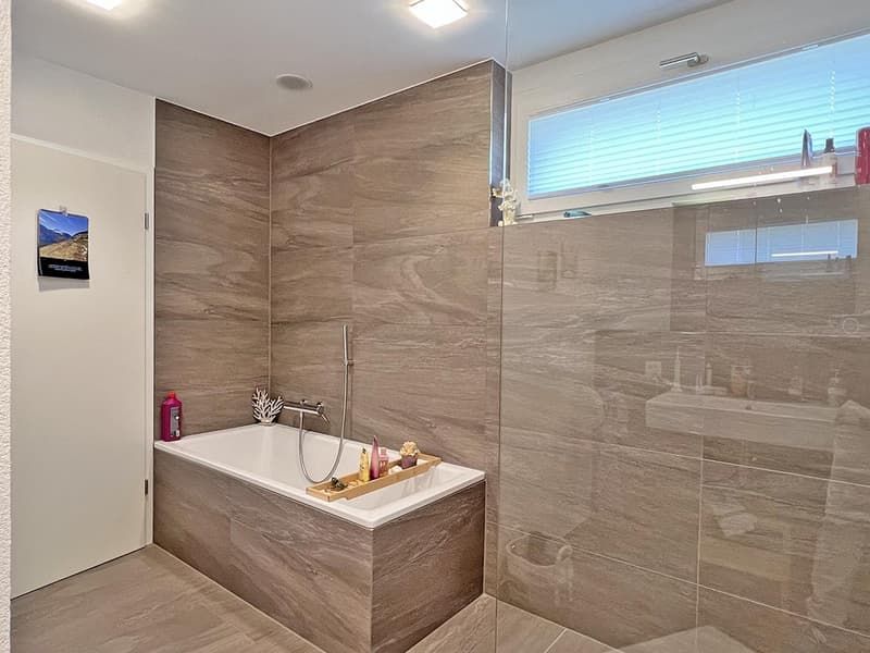 Badezimmer mit Badewanne und Dusche