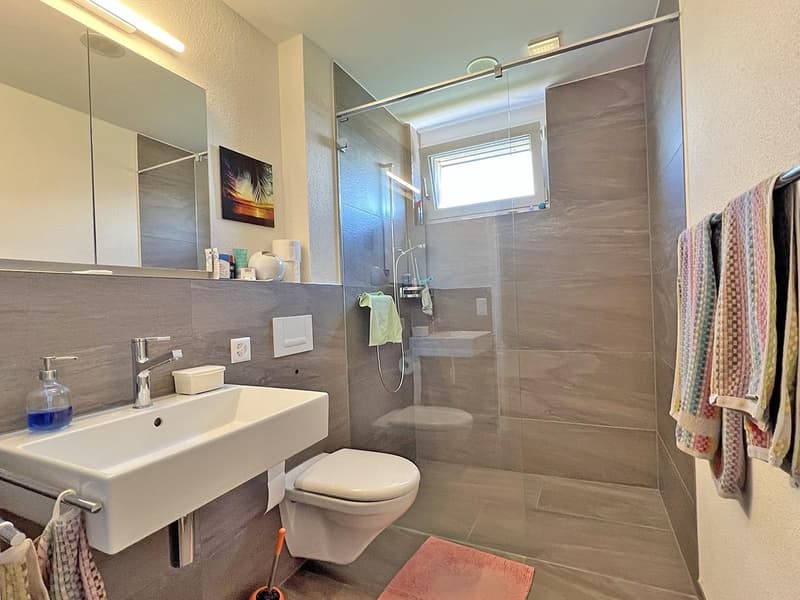 Badezimmer mit direktem Zugang zu Zimmer 2