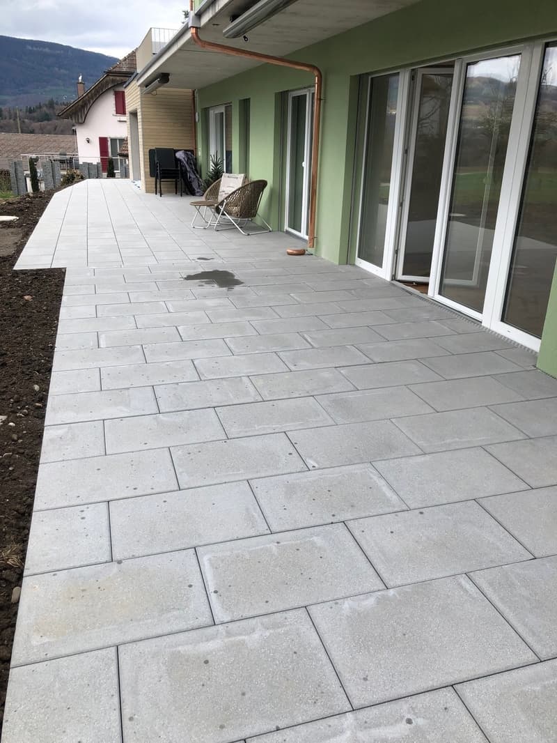 Neue 3 1/2 ETW EG mit 91 m2 und 72 m2 gedeckten Sitzplatz und grossem Gartenanteil (5)