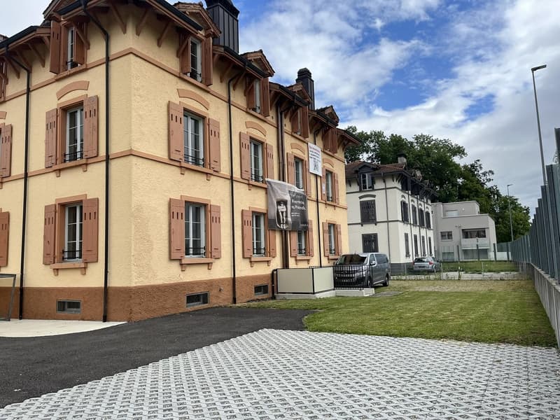 Die gepflegte gemeinschaftliche Gartenanlage lädt zu entspannten Stunden im Freien ein.