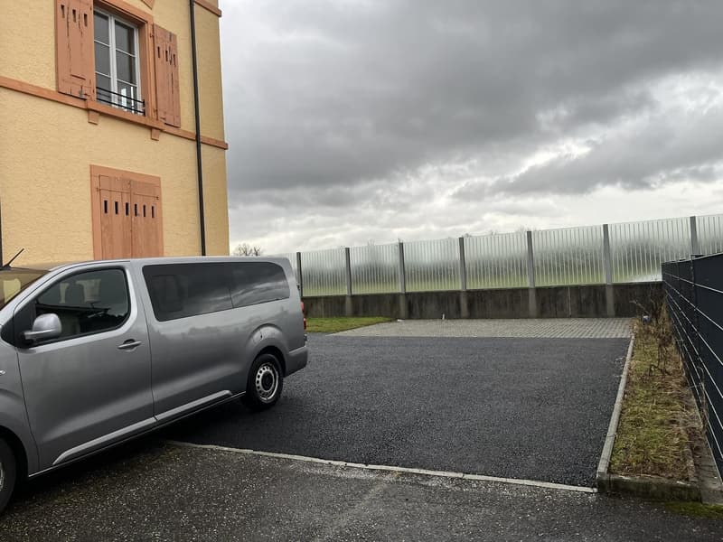 Bequemer geht es nicht: Ihr reservierter Aussenparkplatz direkt vor dem Hauseingang.