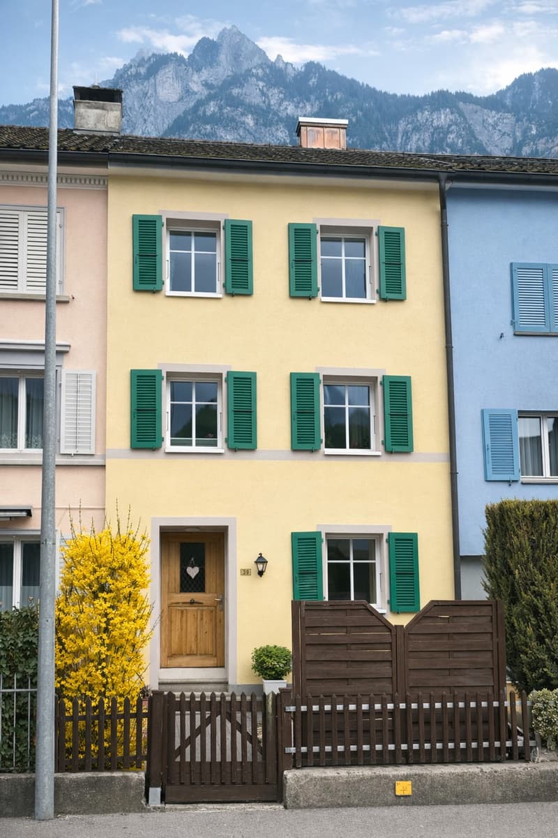 Schönes 5 Zimmer Reihenhaus mit Garten und Innenparkplatz (2)