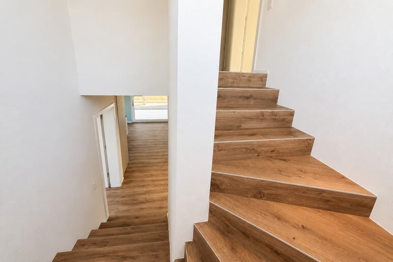 Seltene Mietgelegenheit: modernes 5.5-Zimmer-Einfamilienhaus mit Garten und Weitsicht in St. Erhard (7)
