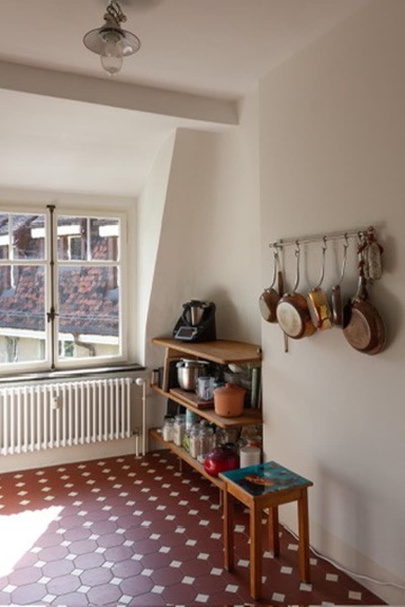 Lichtdurchfluteter 1910er Altbau im Kreis 5: 4 Zimmer, Balkon, Bad & Küche im englischen Landhausstil. (5)