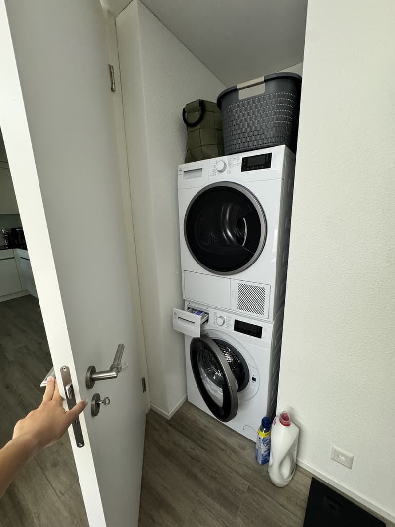 Moderne 2.5-Zimmer-Wohnung mit grossem gedecktem Sitzplatz in Wangen SZ (7)