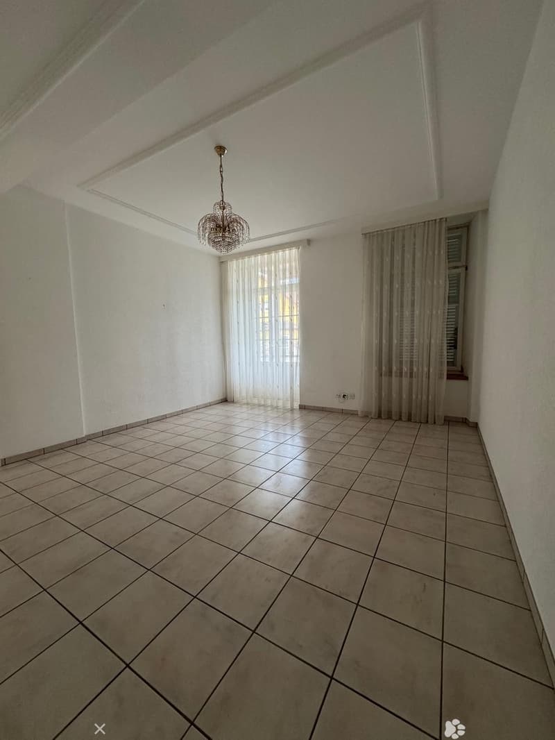 Grosszügige 3½-Zimmer-Wohnung mit Balkon und Parkplatz in Biel / Spacious 3.5-Room Apartment with Balcony and Paking in Biel (2)