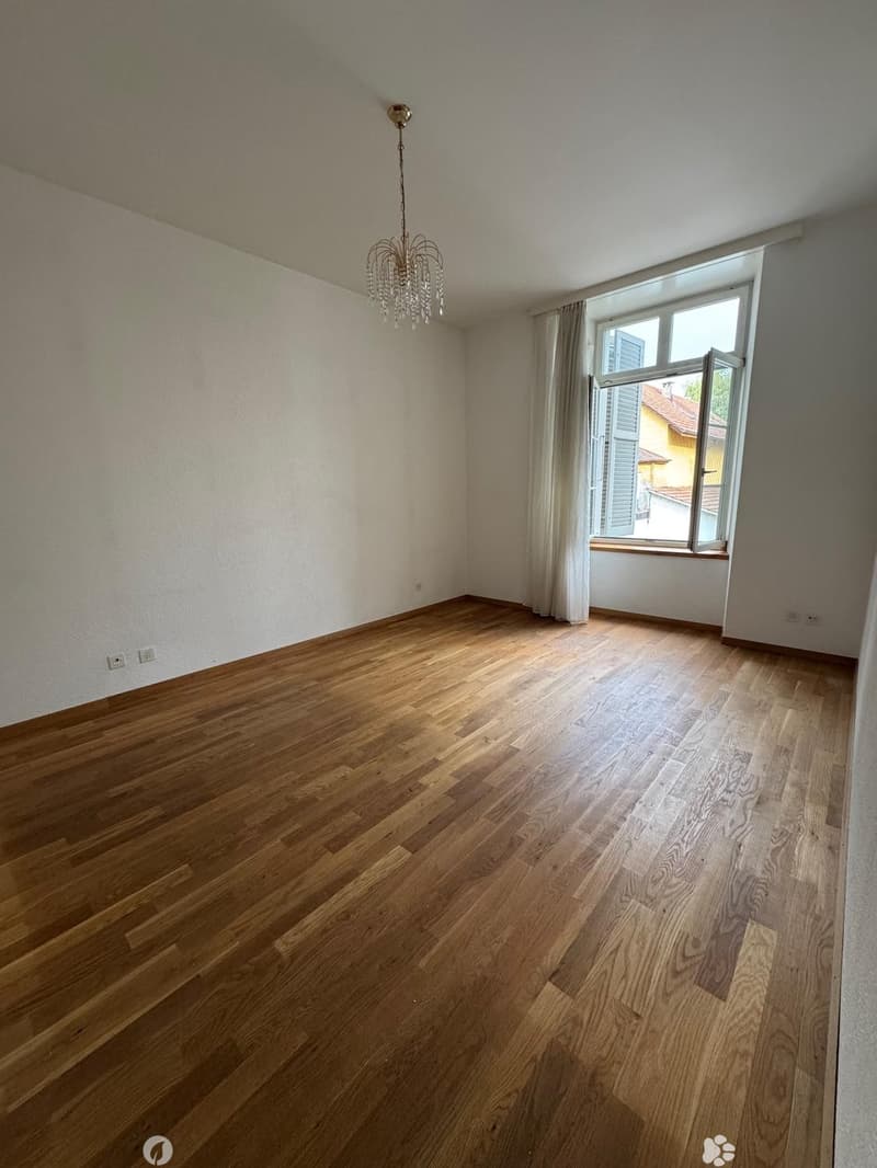 Grosszügige 3½-Zimmer-Wohnung mit Balkon und Parkplatz in Biel / Spacious 3.5-Room Apartment with Balcony and Paking in Biel (7)