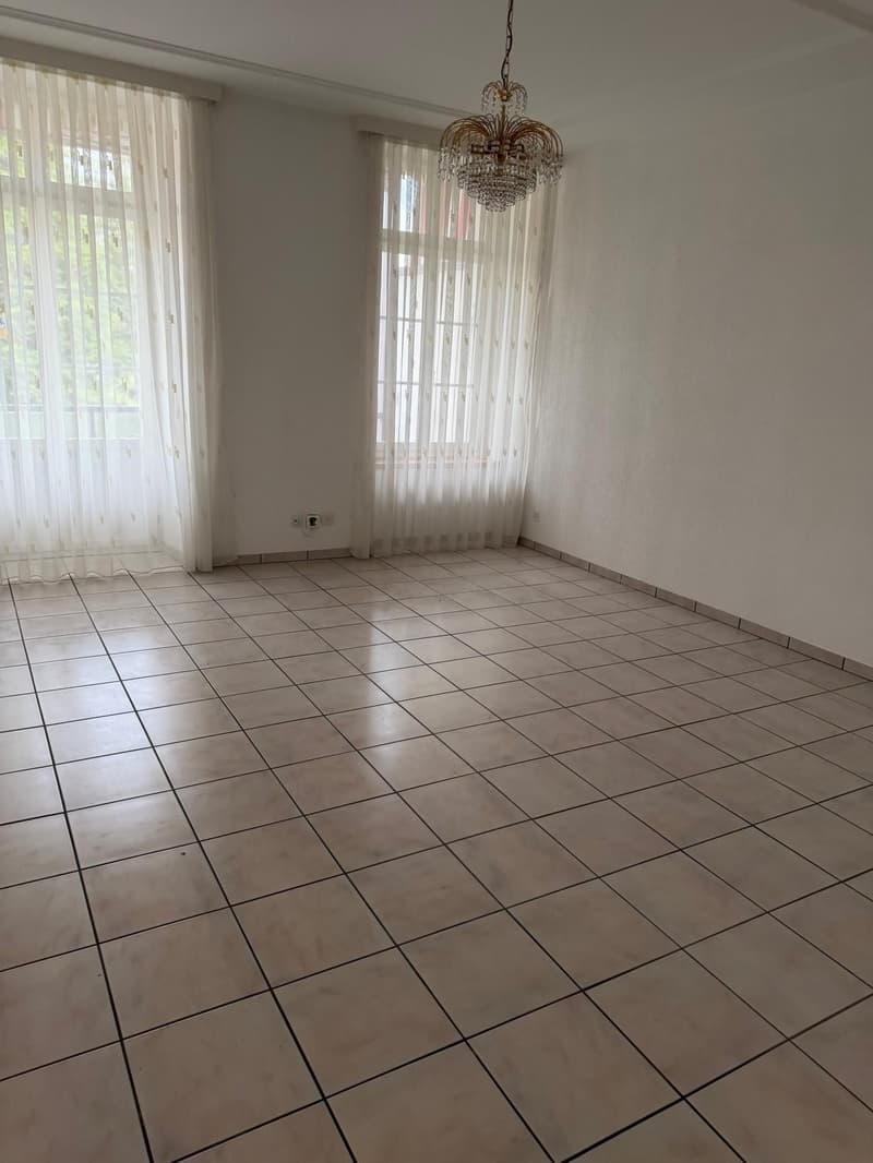 Grosszügige 3½-Zimmer-Wohnung mit Balkon und Parkplatz in Biel / Spacious 3.5-Room Apartment with Balcony and Paking in Biel (8)
