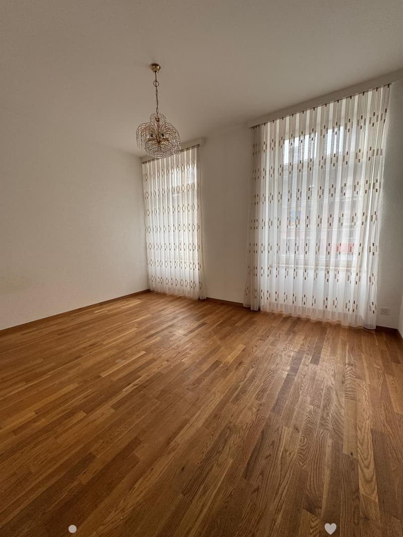 Grosszügige 3½-Zimmer-Wohnung mit Balkon und Parkplatz in Biel / Spacious 3.5-Room Apartment with Balcony and Paking in Biel (1)