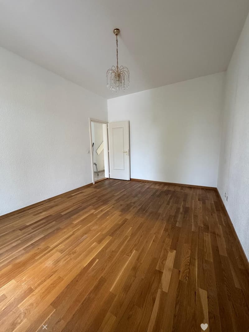 Grosszügige 3½-Zimmer-Wohnung mit Balkon und Parkplatz in Biel / Spacious 3.5-Room Apartment with Balcony and Paking in Biel (6)