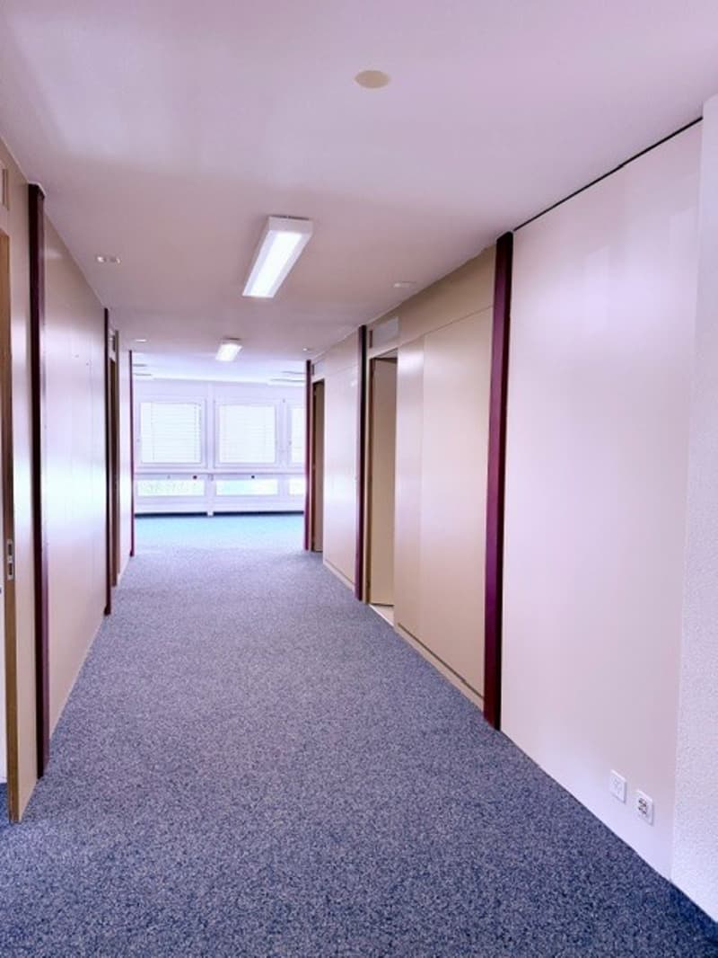 Wir vermieten attraktive und praktische Büroräumlichkeiten in Gümligen. (6)