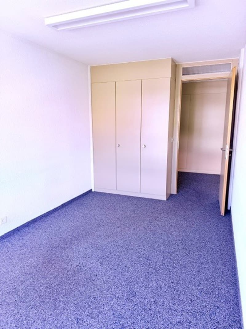 Wir vermieten attraktive und praktische Büroräumlichkeiten in Gümligen. (10)