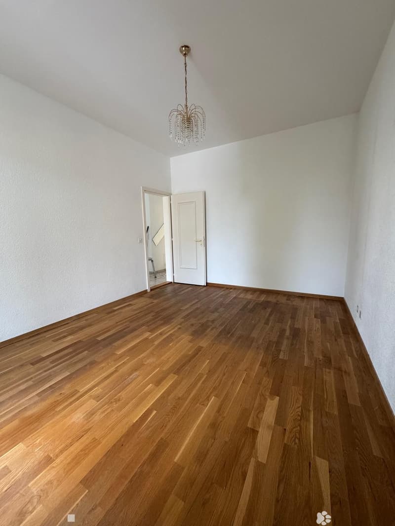 Grosszügige 3½-Zimmer-Wohnung mit Balkon und Parkplatz inklusive in Biel / Spacious 3.5-Room Apartment with Balcony and Paking included in Biel (6)