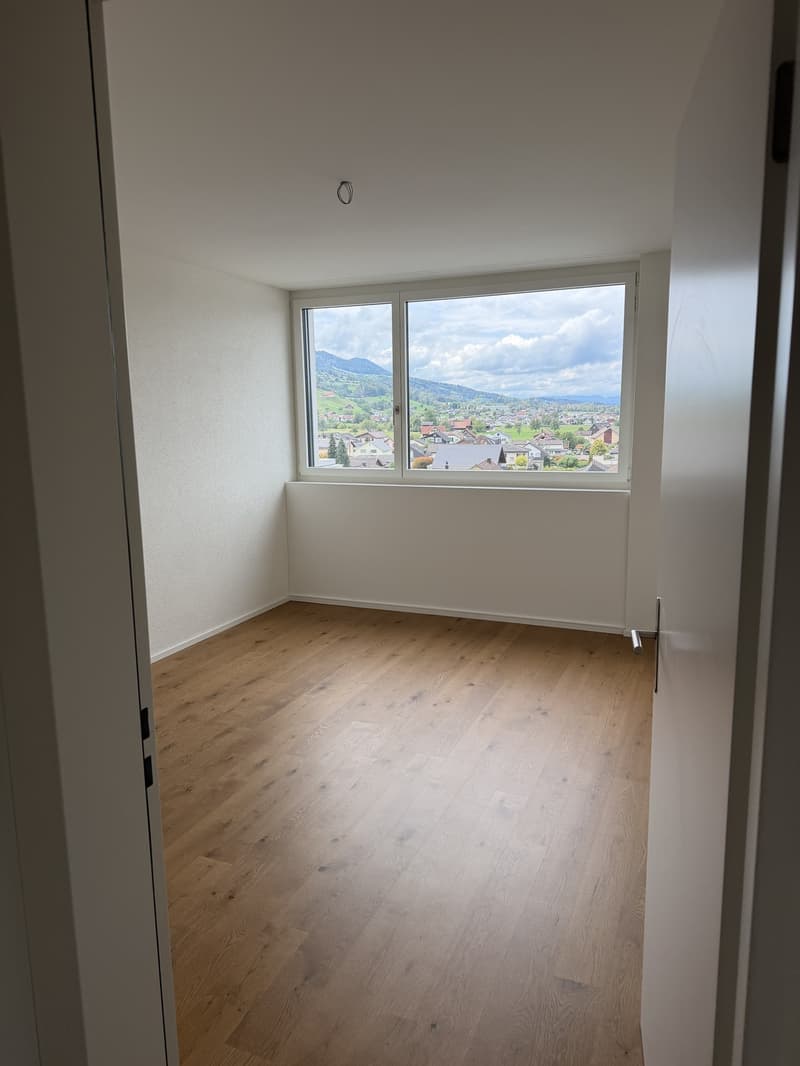 Per Sofort! Moderne 3.5-Zimmer-Attikawohnung in Siebnen (6)