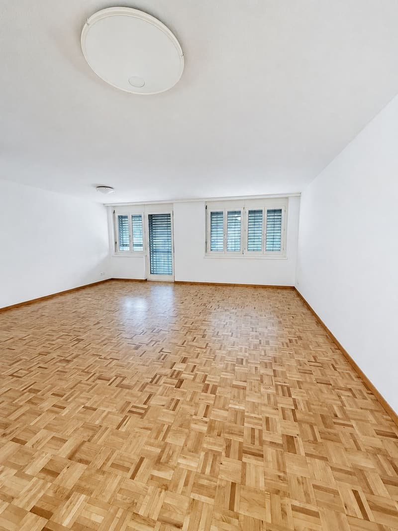 Wohnzimmer mit Balkon Ausgang