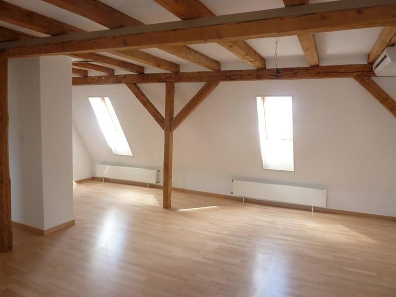 Charmante und helle Dachwohnung mit Holzbalken (2)