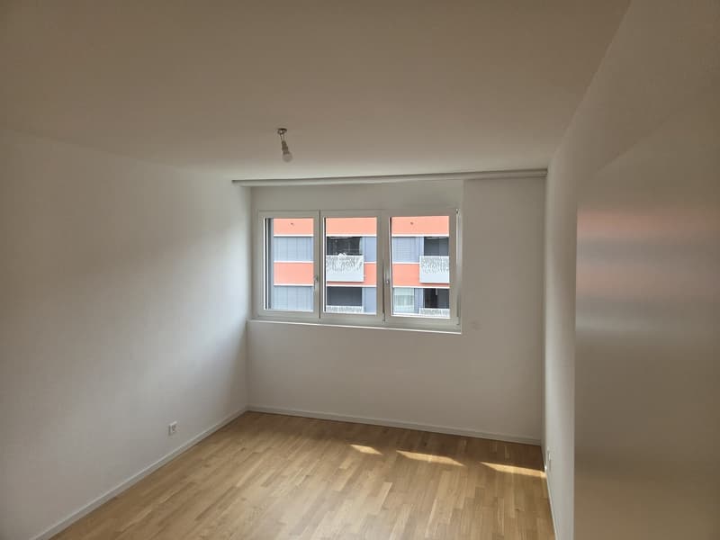 Appartement neuf 4,5 pièces au 6ème étage, traversant et lumineux, 2 balcons vue dégagée. Place de parc en option (parking souterrain, borne EV). À 6 min à pied du M1, 10 min de l'EPFL/UNIL. (4)