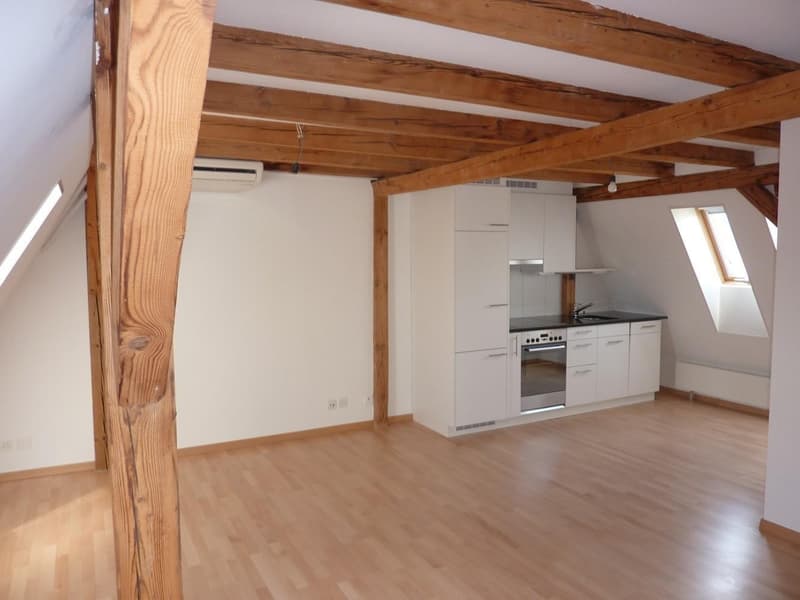 Charmante und helle Dachwohnung mit Holzbalken (1)