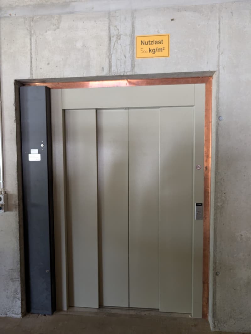 Gewerbehalle mit Kran, Lager und Büro in Lausen (8)