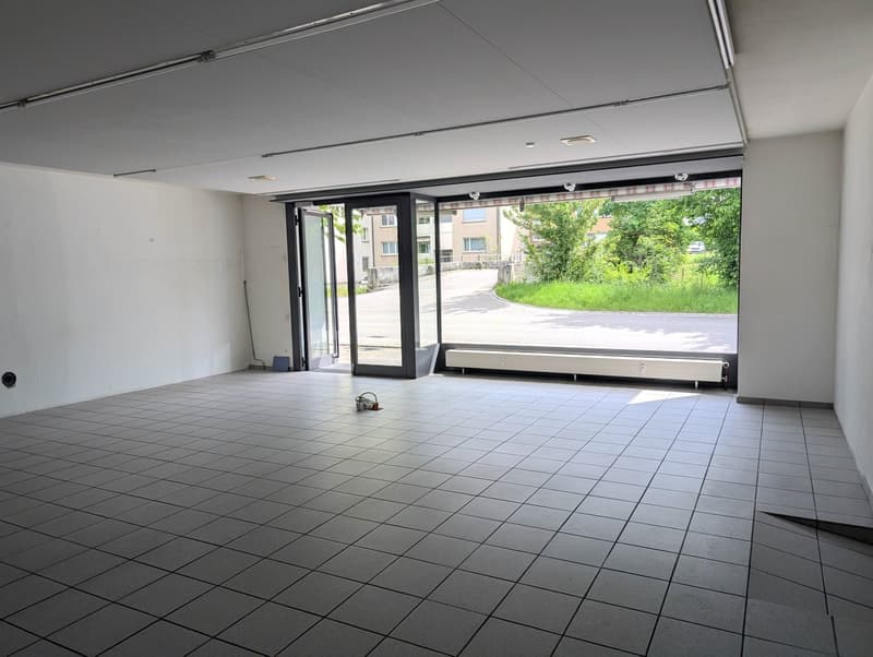 Ladenlokal / Showroom / Büro mit Schaufenster an der Hauptstrasse Zunzgen flexibel nutzbar (3)