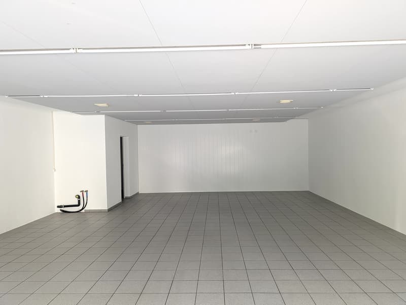 Ladenlokal / Showroom / Büro mit Schaufenster an der Hauptstrasse Zunzgen flexibel nutzbar (5)