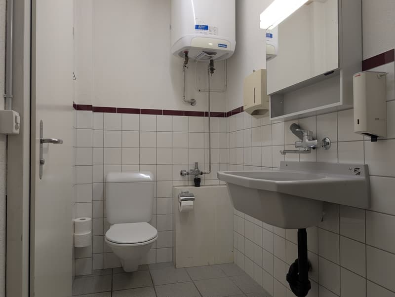Ladenlokal / Showroom / Büro mit Schaufenster an der Hauptstrasse Zunzgen flexibel nutzbar (10)
