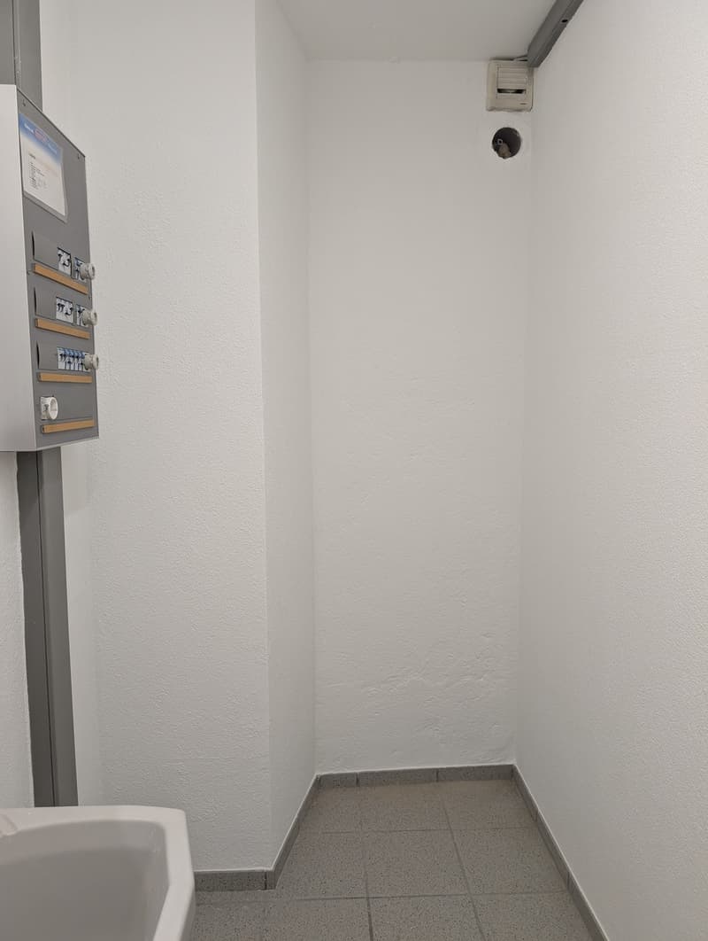 Ladenlokal / Showroom / Büro mit Schaufenster an der Hauptstrasse Zunzgen flexibel nutzbar (7)