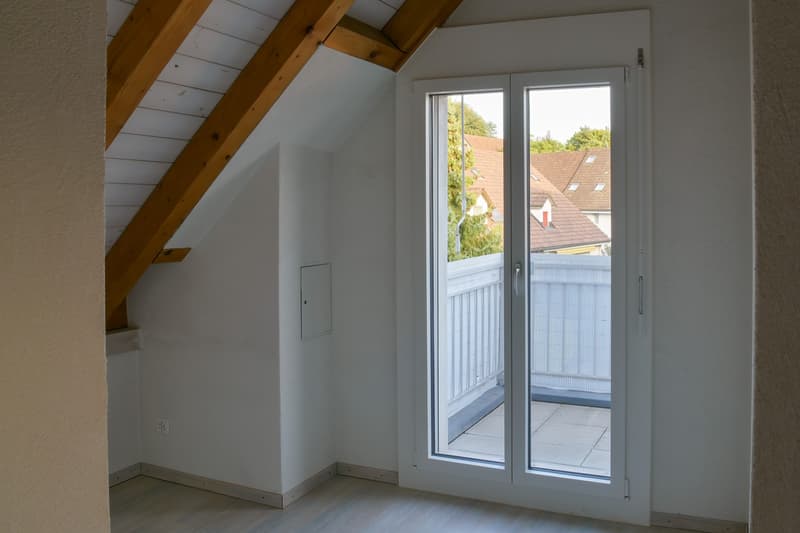 Sonnige 4.5-Zimmer-Dachmaisonette mit Traum-Weitsicht im Limmattal / Sunny 4.5-Room Duplex Apartment with Panoramic Views in Oetwil an der Limmat (9)