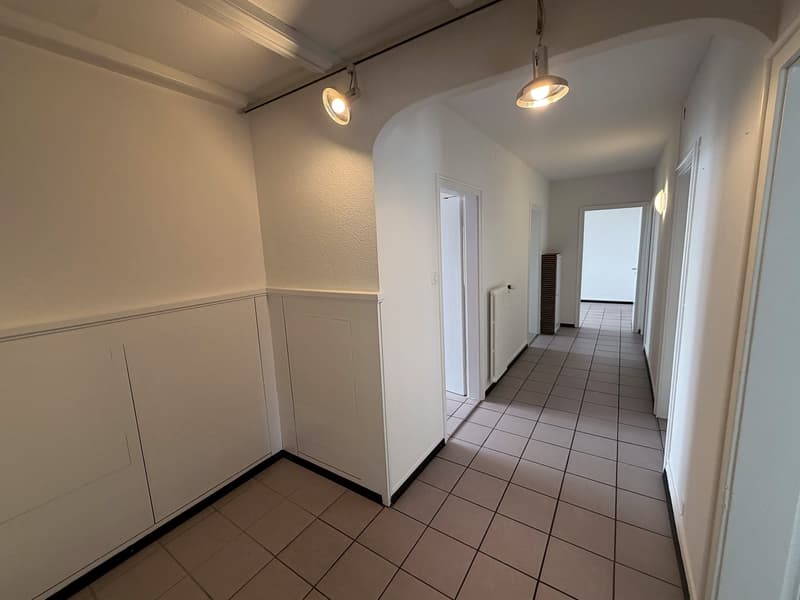 Frisch renovierte 4½-Zimmer-Wohnung mit Garten und Wintergarten hohe, helle Räume (8)