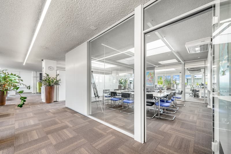 Grossraumbüro mit zentralem Sitzungszimmer