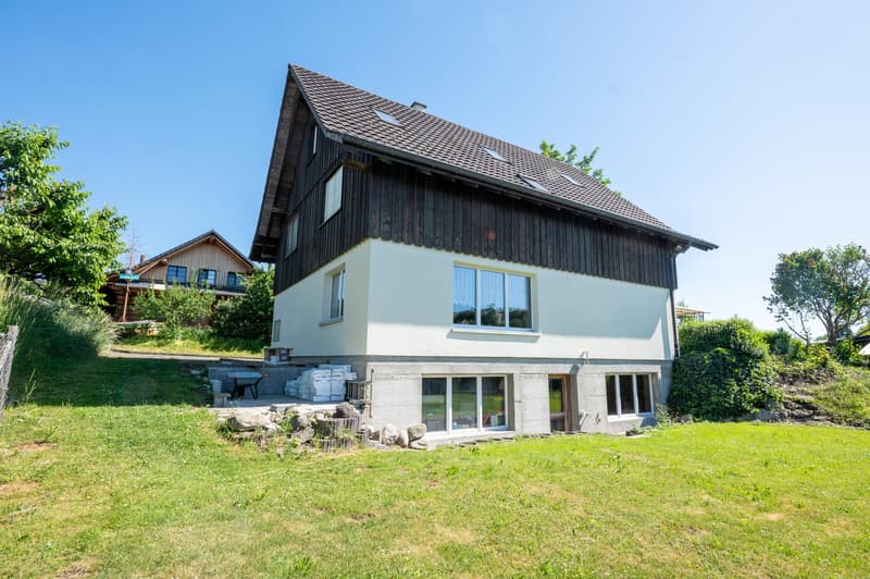 Grosszügiges Einfamilienhaus mit viel Umschwung und weitläufigem Garten (2)