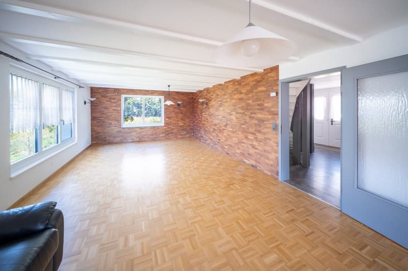Grosszügiges Einfamilienhaus mit viel Umschwung und weitläufigem Garten (6)