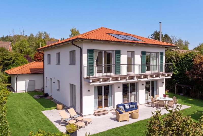 WEITBLICK TRIFFT LANDHAUSCHARME: Elegantes 6.5-Zimmer- Einfamilienhaus auf der Forch (1)