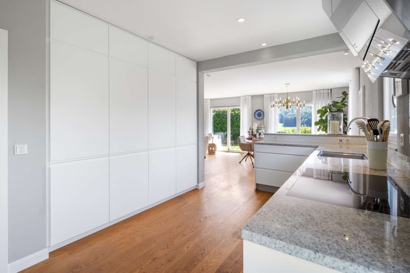 WEITBLICK TRIFFT LANDHAUSCHARME: Elegantes 6.5-Zimmer- Einfamilienhaus auf der Forch (10)