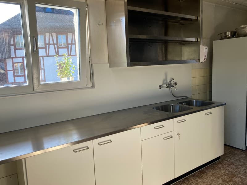 Commercial premises with 9 parking spaces in Seftigen (3)